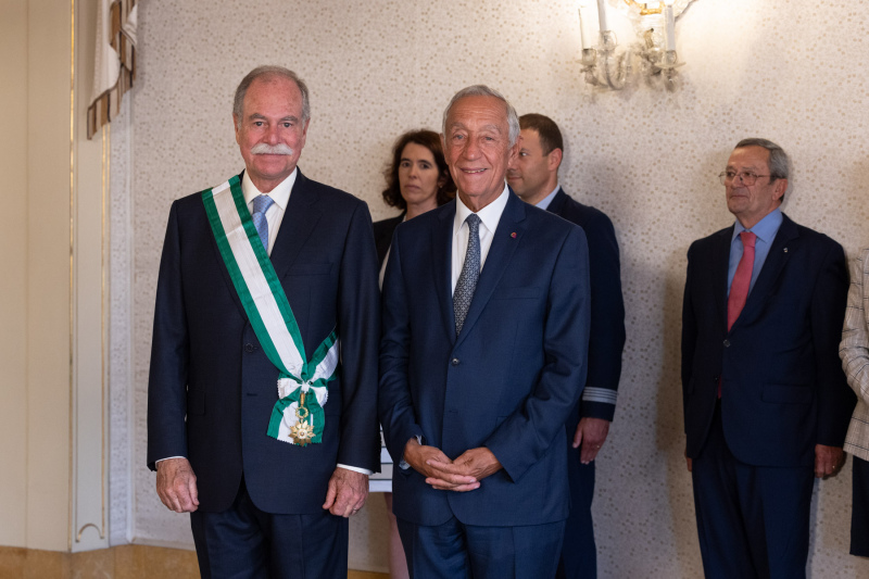 O Presidente da República, Marcelo Rebelo de Sousa, condecorou ontem, em cerimónia no Palácio de Belém, o Presidente da Direção da Confederação dos Agricultores de Portugal, Eduardo Oliveira e Sousa, com a Grã-Cruz da Ordem do Mérito Empresarial, Classe do Mérito Agrícola.

Durante a sessão solene, o Presidente da República destacou a relevância da Confederação dos Agricultores de Portugal na transformação da agricultura nacional e no modo como os portugueses percecionam, atualmente, esta atividade económica que tem por maior desígnio a capacidade de alimentar os seus concidadãos numa relação de grande proximidade.

Marcelo recordou algumas das circunstâncias muito difíceis enfrentadas pelo Presidente da CAP nestes dois mandatos, como a pandemia da covid e a guerra à porta da Europa, tendo elogiado a dedicação com que Eduardo Oliveira e Sousa se entregou ao serviço da Agricultura e dos Portugueses sobretudo durante a pandemia e os confinamentos, garantindo que o sector continuava a trabalhar e a assegurar a produção de alimentos para todos os portugueses.

A cerimónia decorreu na tarde de terça-feira, 16 de maio, véspera da assembleia eleitoral que elege o próximo dirigente da Confederação.


	



	



	



	



	
