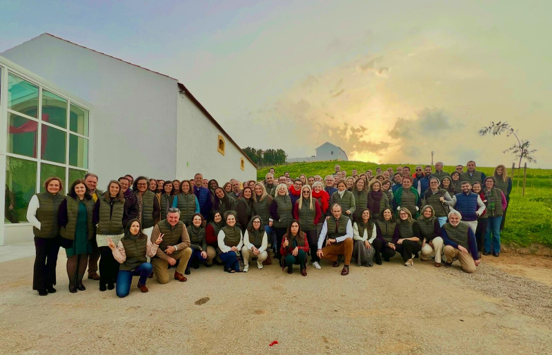 Todos os anos, há mais de trinta, a Confederação dos Agricultores escolhe a época do Natal - tempo de maior proximidade entre o divino e a humanidade - para convidar todos os seus colaboradores, sem exceção, a fazerem parte de um dia especial.

Um passeio ao campo e uma refeição partilhada representam a união e a solidez da nossa casa, a oportunidade para rever amigos e colegas, mas, acima de tudo, uma forma de agradecimento e homenagem a todos aqueles que, nas suas diversas funções, contribuem todos os dias para o crescimento, a resistência e a afirmação continua da CAP.

Ao longo de todos os anos, as nossas Festas de Natal ficaram apenas na memória de quem nelas participou. Mas hoje, a escassos dias da entrada do Novo Ano, aquele em que a Confederação dos Agricultores de Portugal celebrará 50 anos de existência, fica a imagem do sentimento de comunhão e amizade que nos continua a unir, e que ontem mais uma vez se revelou na Festa de Natal de 2024, realizada ontem numa quinta próxima de Lisboa.

Aos que estiveram e aos que não puderam estar, bem como às sua famílias e amigos, a CAP deseja um Santo Natal.


	


Fonte: CAP