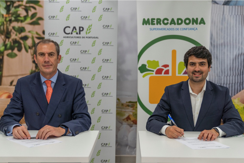 Esta colaboração entre a CAP e a Mercadona permitirá a ambas as partes desenvolver um projeto comum, fruto do desenvolvimento da&nbsp;Cadeia Agroalimentar Sustentável da Mercadona, baseado na estabilidade, produtividade e diálogo, com o objetivo de promover o crescimento partilhado e sustentável. Além disso, este acordo engloba a realização de jornadas, seminários, encontros e outros eventos nos quais se debatam e exponham temas e questões relacionadas com toda a Cadeia Agroalimentar nacional.

Luís Mira, Secretário-Geral da&nbsp;
	CAP&nbsp;destaca que:&nbsp;“A Mercadona é uma entidade que valoriza, de forma séria e consistente, a produção nacional, estabelecendo relações de estabilidade e previsibilidade com os agentes económicos do setor privado, isto é, com os produtores. Esta forma de relacionamento, com respeito, equilíbrio, e com vincadas preocupações de sustentabilidade, tem aceitação por parte da CAP e reconhecimento neste protocolo. Acreditamos que o modo como a Mercadona se relaciona com os seus fornecedores do setor agro é correto e transparente, indutor de confiança, e é o modo que permite, efetivamente, contribuir para o desenvolvimento virtuoso da produção nacional”.

Pedro Barraco, Diretor de Relação com o Setor Primário da&nbsp;Mercadona Portugal, refere que:&nbsp;“Esta colaboração é de extrema importância para nós, pois o conhecimento da CAP sobre o Setor Primário permitirá à Mercadona continuar com o trabalho, já em curso na empresa desde há vários anos, de impulsionar o seu projeto de Cadeia Agroalimentar Sustentável. Além disso, o nosso objetivo é continuar a trabalhar com fornecedores portugueses fazendo com que estes cresçam ao nosso lado. Em 2021 vamos continuar com o nosso plano de expansão em Portugal e, com a CAP como parceira, queremos dar a conhecer à Sociedade o que de melhor se produz em território nacional”.

Em 2020 a Mercadona comprou produtos no valor de&nbsp;&nbsp;208 milhões de euros&nbsp;a 300 fornecedores comerciais nacionais, representando um aumento superior a 65%, relativamente a 2019. Comprando atualmente a&nbsp;300 fornecedores comerciais nacionais, a empresa continua a apostar em manter relações de compromisso a longo prazo, conseguindo ao longo destes anos gerar sinergias e construir uma&nbsp;cadeia agroalimentar sustentável, eficiente, moderna e diferenciadora, que seja benéfica para todos os elos.