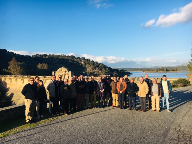 Representantes de Associações de Regantes de todo o país reuniram em Idanha, na Associação de Regantes e Beneficiários de Idanha (ARBI), para definir a agenda do próximo ano, num momento em que Portugal enfrenta o desafio da preparação do quadro comunitário de apoio que deverá aplicar-se a partir de 2021.&nbsp;

Fatores como o Brexit e as exigências de destinar mais fundos europeus às questões da segurança ou à migração, colocam desafios aos apoios necessários para a competitividade futura da agricultura na Europa.

Atendendo a este contexto, a FENAREG encomendou um estudo à AGROGES, com vista a definir objetivos e propostas para o desenvolvimento de uma estratégia nacional para o regadio até 2050, que deverá estar concluído no primeiro trimestre de 2019, e cujas propostas serão um contributo dos regantes portugueses na definição de políticas públicas de regadio para o período 2020-2050.

O presidente da ARBI, Paulo Cunha, sublinhou a importância do regadio no desenvolvimento da região, realçando a necessidade de intervenções nas infraestruturas dos regadios mais antigos, como o de Idanha que tem mais de 70 anos.

A obra de regadio de Idanha-a-Nova, que abrange uma área de cerca de 8.200 hectares, submeteu um conjunto de projetos de modernização que não foram contemplados nas verbas do atual PDR2020.

Recorde-se que a FENAREG agrupa entidades dedicadas à gestão da água para rega, representando 90% do regadio organizado nacional e abrangendo mais de 25 mil agricultores.