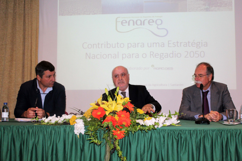 O ministro da Agricultura presidiu à sessão de encerramento do evento, onde afirmou que irá “apreciar com a atenção que merece este importante estudo da FENAREG, na certeza de que haverá contributos que serão tidos em conta pelo Governo”.

Capoulas Santos garantiu ainda que “o país e o setor terão em mim um aliado para que a fasquia dos 750 milhões de euros possa ser ultrapassada, depois de fundamentada a sua necessidade com estudos concretos como este que foi apresentado pela FENAREG”.

O governante referia-se à verba prevista no âmbito Programa Nacional de Investimentos 2030, que dedica apenas 2% do seu orçamento ao desenvolvimento do regadio, ficando a menos de metade da verba considerada necessária pelos regantes representados pela FENAREG.

O presidente da FENAREG, José Núncio, salientou que “o apoio do regadio é o grande desafio em que todos nos devemos envolver, recorrendo às diferentes origens potenciais de financiamento identificadas no estudo, mas julgamos que o setor do regadio merece e responderá a este estímulo, fundamental para a coesão do território, para o crescimento da economia e para o bem-estar da população portuguesa”.

Eduardo Oliveira e Sousa, presidente da CAP, também presente na sessão de encerramento, afirmou que o estudo apresentado pela FENAREG “tem uma componente técnico-científica muito expressiva e essa é a base que nos dá a força para exigirmos que o setor do regadio seja aceite como a verdadeira ferramenta que permite potenciar o combate à desertificação e às alterações climáticas nas atuais e futuras áreas de regadio”.

O presidente da CAP classifica o estudo como “um passo gigante no sentido de provar aos organismos públicos que o setor não se conforma com a velocidade que está implementada no Programa Nacional de Investimentos 2030 no que se refere ao investimento no regadio nos próximos anos”.

Nesta iniciativa da FENAREG, onde estiveram presentes representantes de 250.000 hectares de regadio, quase metade do regadio nacional, &nbsp;o ministro Capoulas Santos terminou a sessão afirmando que “não é possível ter uma agricultura competitiva, com a vocação exportadora que está a ter, sem termos regadio e sem aproveitarmos todas as nossas potencialidades” e apelou: “é importante que haja da parte do setor uma posição forte, permanente e esclarecedora junto da opinião pública para que seja mais fácil ao poder político lutar por este tema”.

O estudo apresentado pela FENAREG, e realizado pela Agroges, faz um diagnóstico estratégico e aponta objetivos a alcançar até 2050, com um plano de ação a executar entre 2021-2027 (período do próximo Quadro Comunitário de Apoio) e respetivos cálculos do investimento e origem do financiamento.

Os 7 eixos de desenvolvimento estratégico&nbsp;das políticas públicas de regadio propostos são:

1. Expandir a área infraestruturada para rega&nbsp;- criar novas áreas de regadio para mais 250.000 hectares de terrenos agrícolas, 50.000 até 2027.

2. Aumentar a capacidade de armazenamento de água e de regularização interanual&nbsp;- alteamento de algumas barragens e construção de novas nas bacias hidrográficas mais carenciadas, numa abordagem sustentada de fins múltiplos e de ligação em rede entre bacias hidrográficas.

3. Modernizar as infraestruturas públicas de rega&nbsp;- com intervenções prioritárias em construções anteriores a 1990.

4. Promover as melhores práticas de rega nas explorações agrícolas&nbsp;- aumentar eficiência em 200.000 ha.

5. Reforçar a sustentabilidade ambiental do regadio&nbsp;- desenvolver norma para certificação de “explorações de regadio sustentável”. Certificar 100.000 hectares, até 2027.

6. Compatibilizar instrumentos de ordenamento do território e de conservação da natureza com a expansão das áreas regadas&nbsp;– criar “acordos de responsabilidade” entre gestores das áreas protegidas/classificadas e os utilizadores da água para rega.

7. Rever modelos de tarifários e adequar legislação à nova realidade&nbsp;- criar sistema equilibrado e equitativo para a água de rega, premiando a eficiência e que incorpore as externalidades positivas (sociais, territoriais e ambientais) do regadio.

O documento na integra em:
	www.fenareg.pt

&nbsp;

Fonte: FENAREG&nbsp;